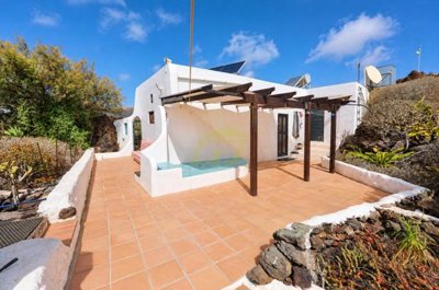 Exclusive Finca with Panoramic Views, Spacious Plot and Separate Guest Area