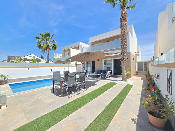 Image No.3-Villa de 3 chambres à vendre à Alicante