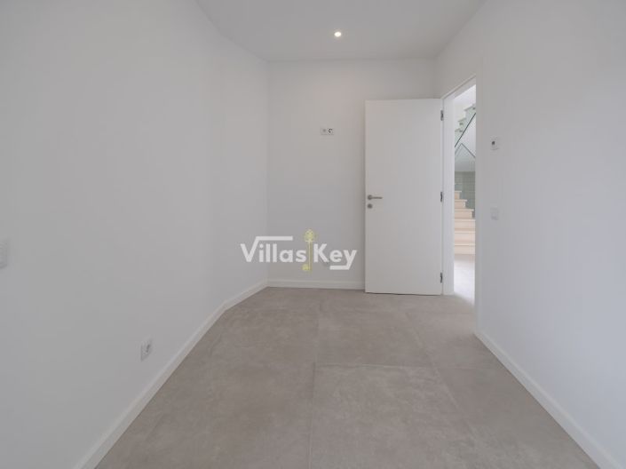 Image No.12-3 Bed House for sale