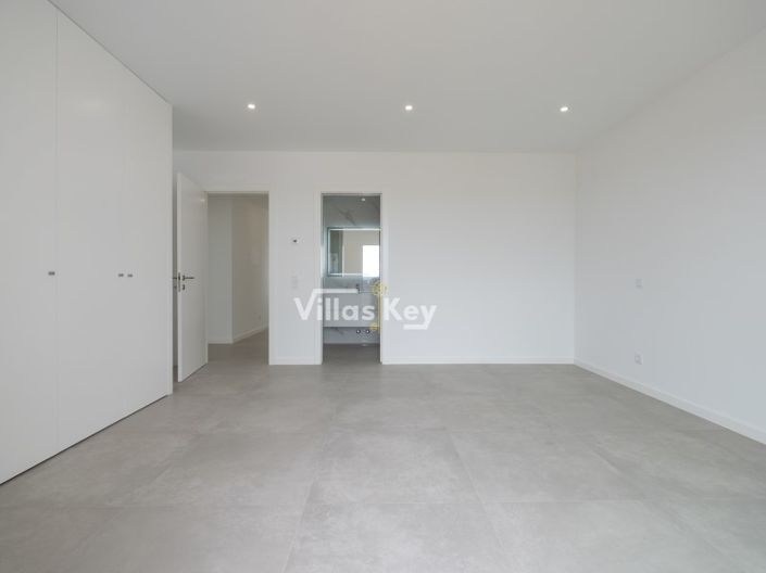 Image No.15-3 Bed House for sale