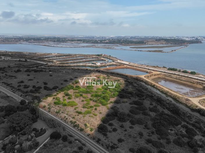 Rustic plot of 5,840 m² in Meia Praia, Lagos