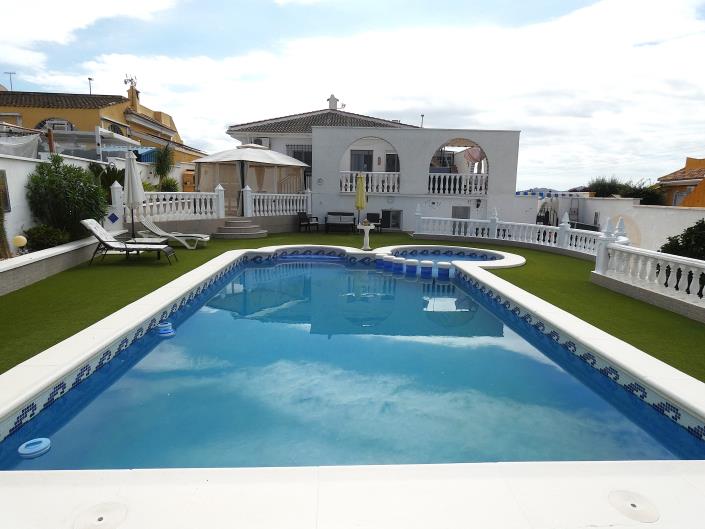 Image No.35-4 Bed Villa / Detached for sale