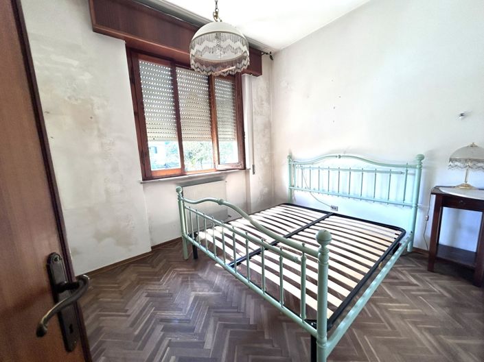 Image No.12-2 Bed Property for sale