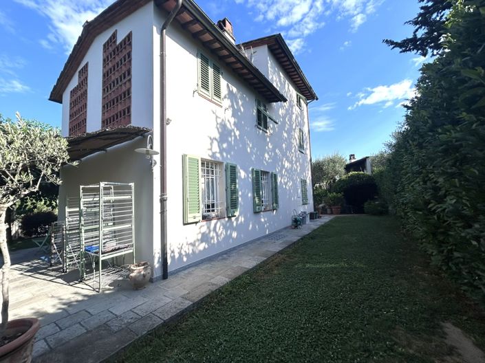 Image No.10-3 Bed Property for sale