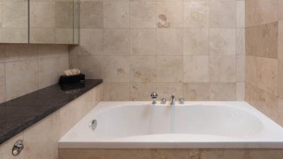 waterside-205-bathroom-bathtub