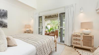 beach-happy-bedroom-balcony
