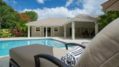 sle-fairways-pool-beach-chair