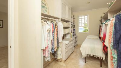 hibiscus-villa---cottage-walk-in-wardrobe