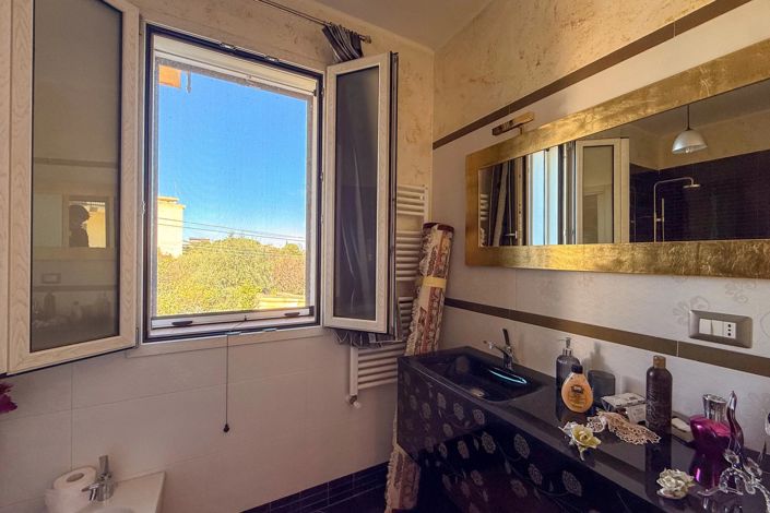 Image No.28-4 Bed House for sale