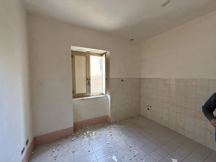 Image No.14-10 Bed Property for sale