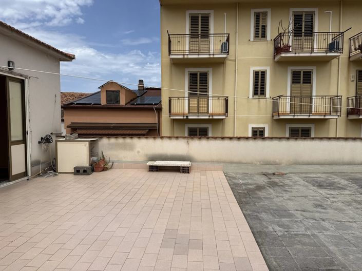 Image No.17-10 Bed Property for sale
