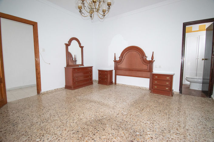 Image No.17-4 Bed Townhouse for sale