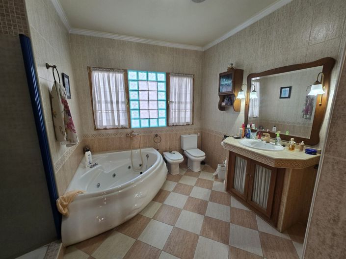 Image No.25-5 Bed Townhouse for sale