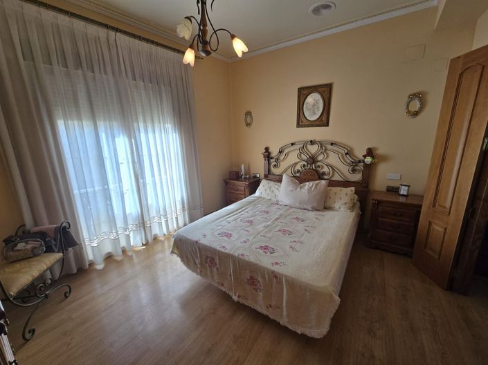 Image No.33-5 Bed Townhouse for sale