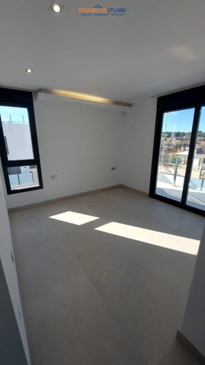Image No.21-3 Bed Townhouse for sale
