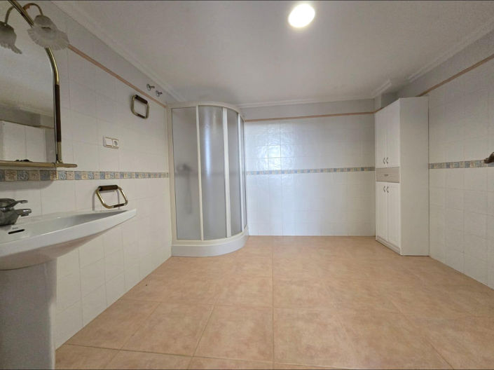 Image No.18-6 Bed Country House for sale
