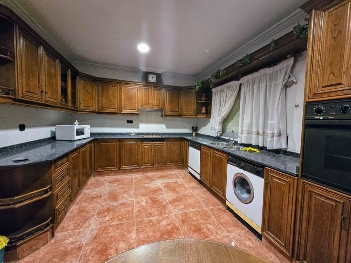 Image No.2-6 Bed Country House for sale