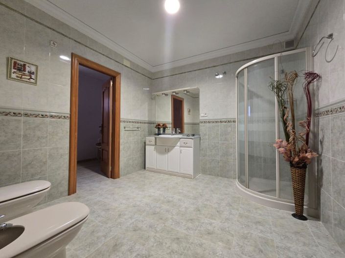Image No.7-6 Bed Country House for sale