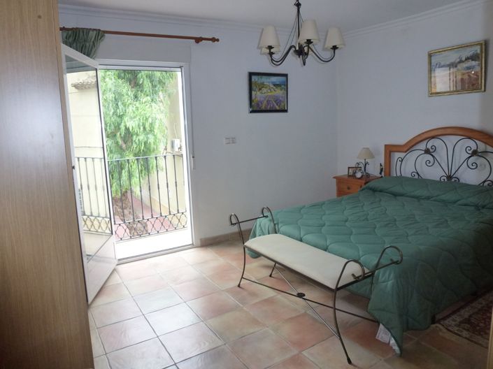 Image No.30-3 Bed Townhouse for sale