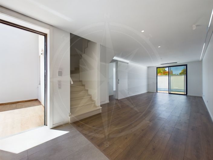 Image No.8-3 Bed Townhouse for sale
