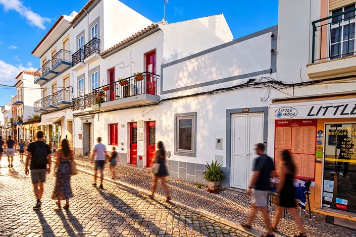 Tavira centre 3 bedroom townhouse with large sun terraces 