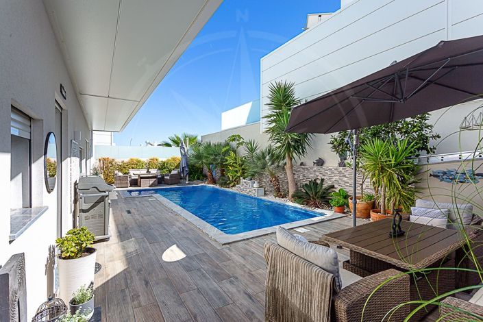 Image No.4-4 Bed Villa for sale