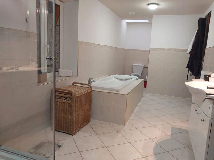 Image No.26-6 Bed House for sale