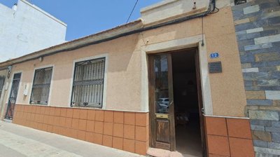 1 - Los Montesinos, Villa