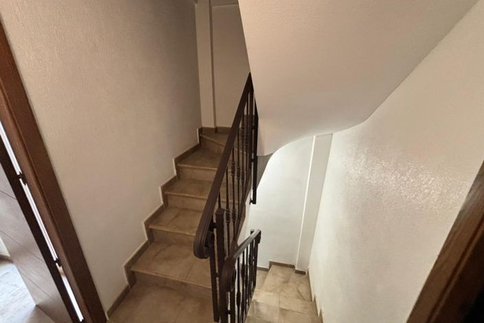 Image No.17-5 Bed Townhouse for sale