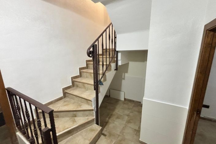 Image No.19-5 Bed Townhouse for sale