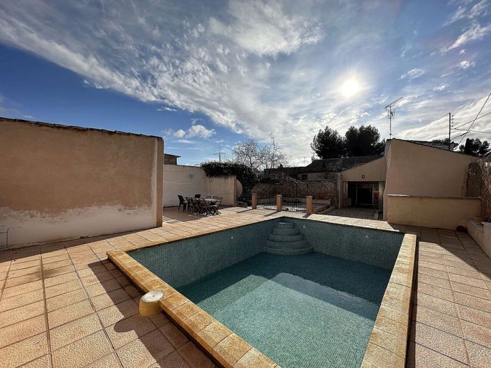 Image No.37-6 Bed Property for sale