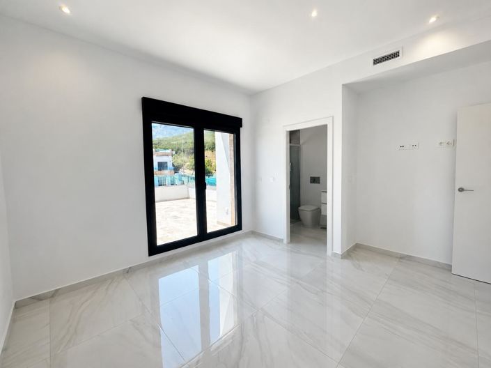 Image No.12-3 Bed Villa for sale