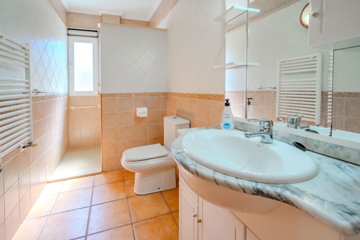 Image No.36-5 Bed Country House for sale