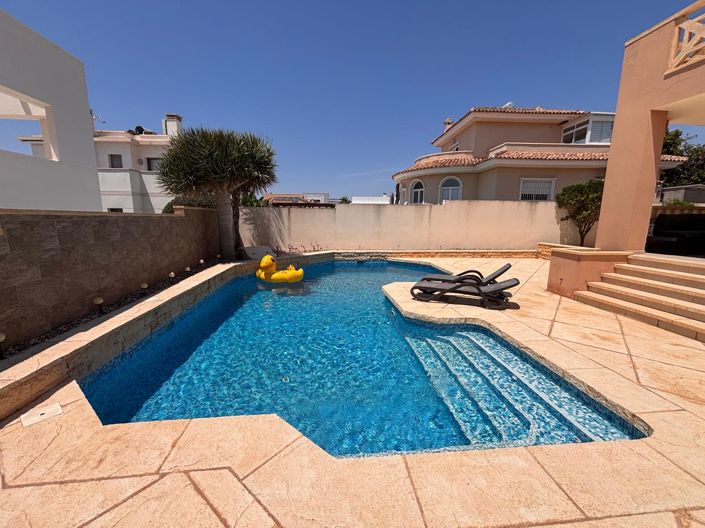 Image No.2-4 Bed Villa for sale