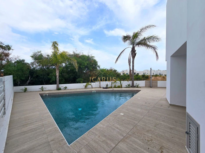 Image No.6-5 Bed House for sale