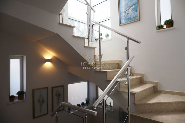 Image No.8-4 Bed House for sale
