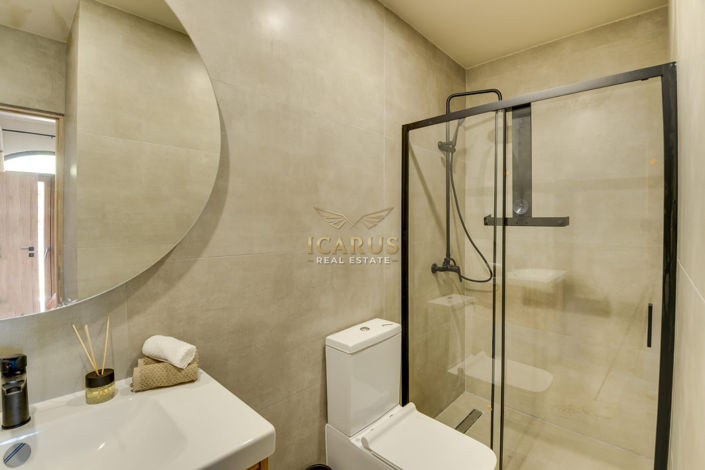Image No.8-5 Bed House for sale