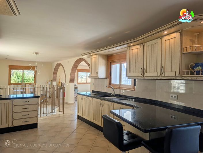 Image No.9-6 Bed Property for sale