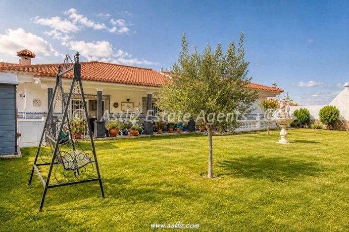 Image No.2-4 Bed Villa for sale