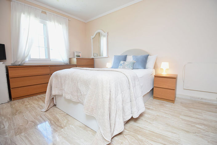 Image No.12-3 Bed Property for sale