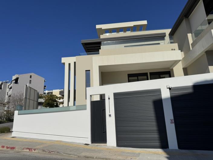 Image No.5-3 Bed Maisonette for sale