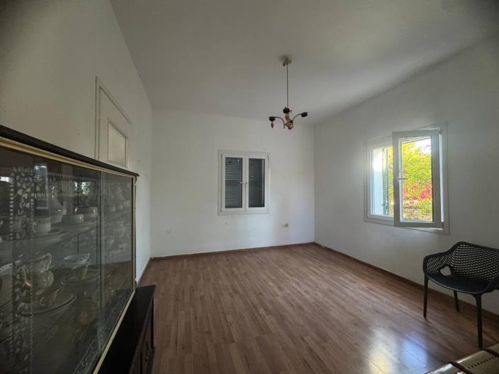 Image No.12-2 Bed House for sale