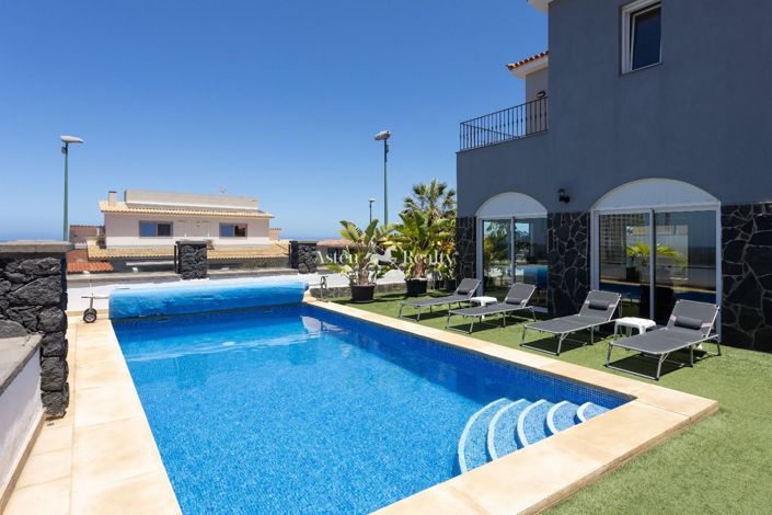 Image No.2-7 Bed Villa for sale