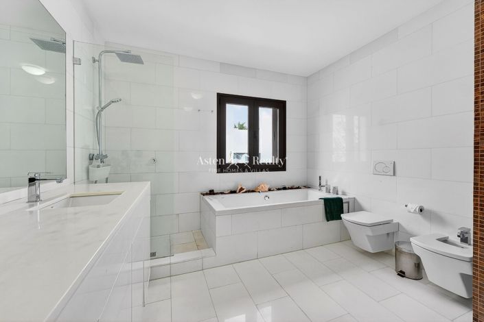 Image No.21-5 Bed Villa for sale