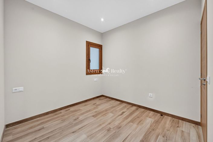 Image No.11-3 Bed House for sale