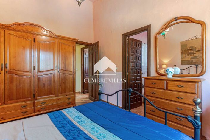 Image No.40-3 Bed Country House for sale