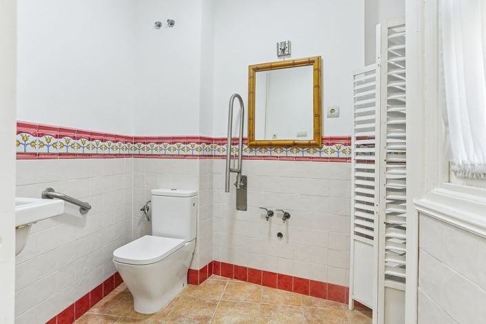 Image No.23-6 Bed Commercial for sale