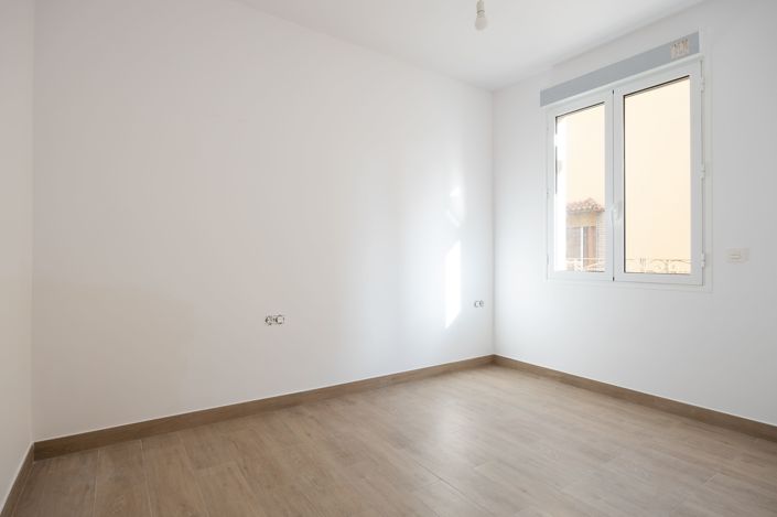 Image No.18-6 Bed Townhouse for sale