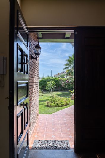 Image No.16-6 Bed House for sale