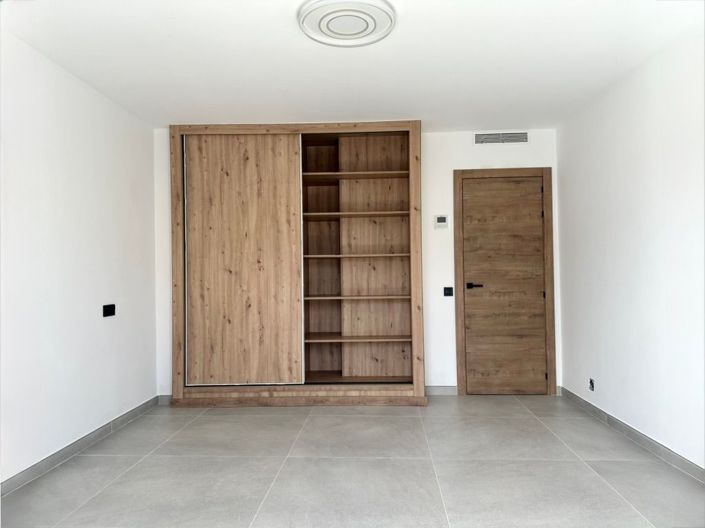 Image No.10-6 Bed House for sale